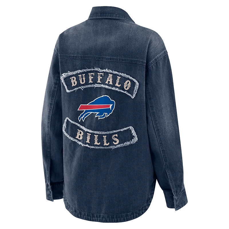 Veste-chemise surdimensionnée en denim délavé Buffalo Bills pour femme par Erin Andrews