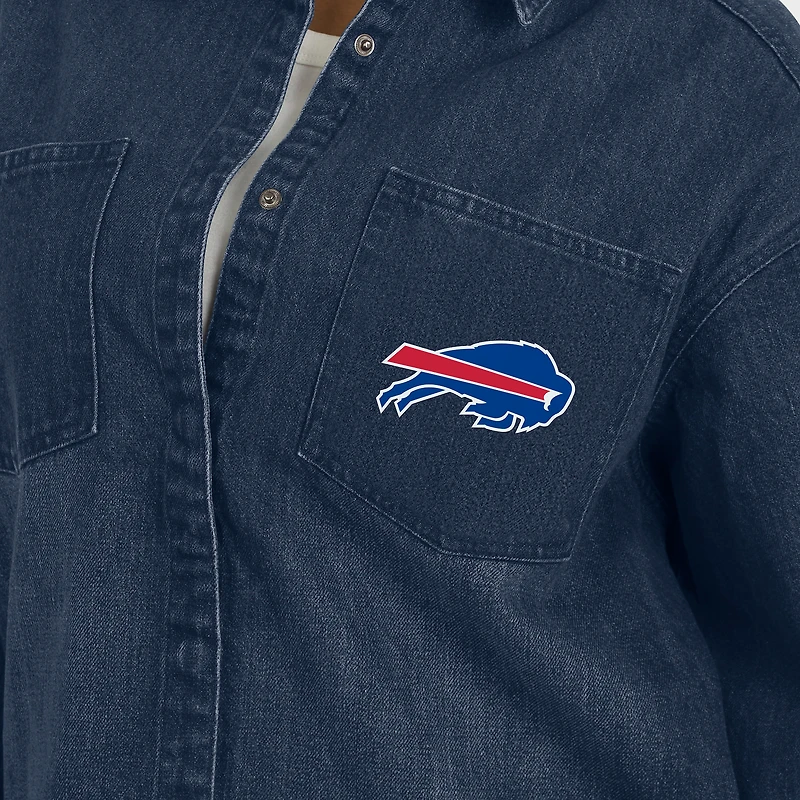 Veste-chemise surdimensionnée en denim délavé Buffalo Bills pour femme par Erin Andrews