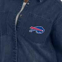 Veste-chemise surdimensionnée en denim délavé Buffalo Bills pour femme par Erin Andrews