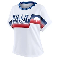 T-shirt court à rayures centrales et col dolman blanc Buffalo Bills pour femme par Erin Andrews