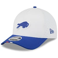 Casquette ajustable New Era 9FORTY pour jeunes, blanche/bleue, du camp d'entraînement NFL 2025 des Buffalo Bills