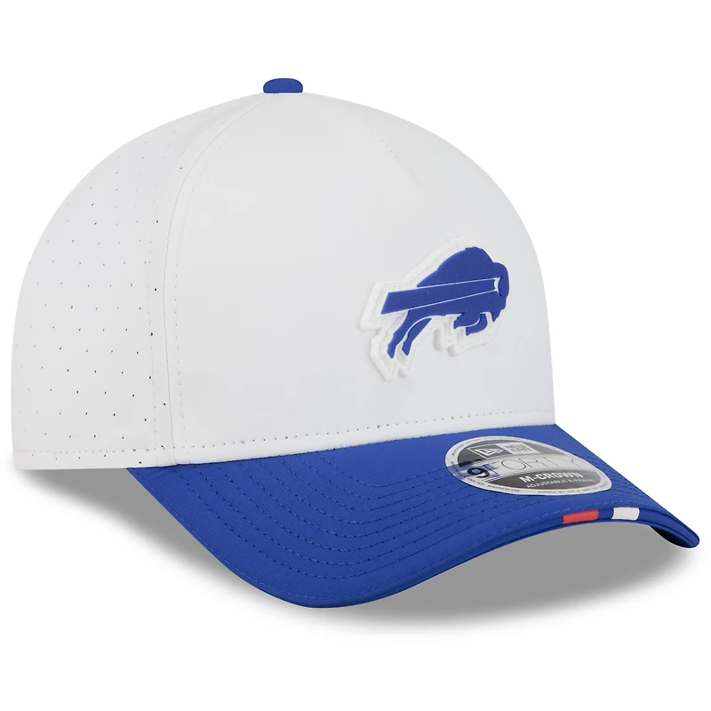 Casquette ajustable New Era 9FORTY pour jeunes, blanche/bleue, du camp d'entraînement NFL 2025 des Buffalo Bills