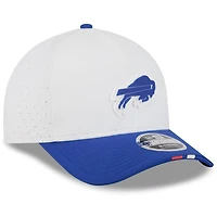 Casquette ajustable New Era 9FORTY pour jeunes, blanche/bleue, du camp d'entraînement NFL 2025 des Buffalo Bills