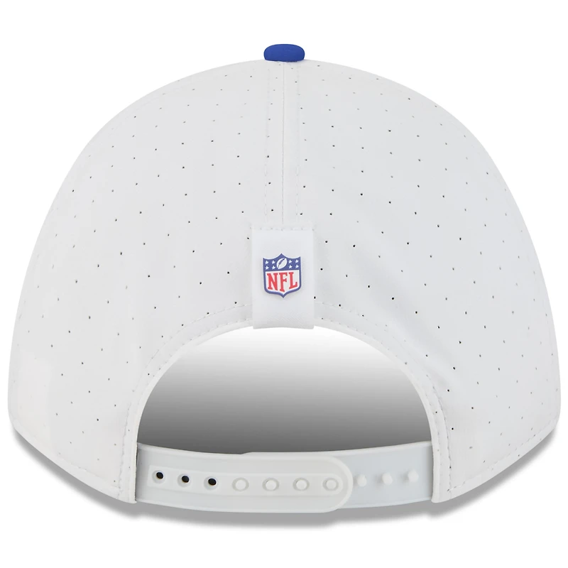 Casquette ajustable New Era 9FORTY pour jeunes, blanche/bleue, du camp d'entraînement NFL 2025 des Buffalo Bills