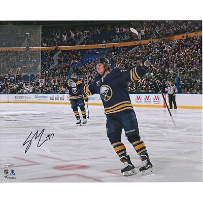 Casey Mittelstadt Buffalo Sabres dédicacé 16" x 20" Photographie de célébration du but du maillot bleu