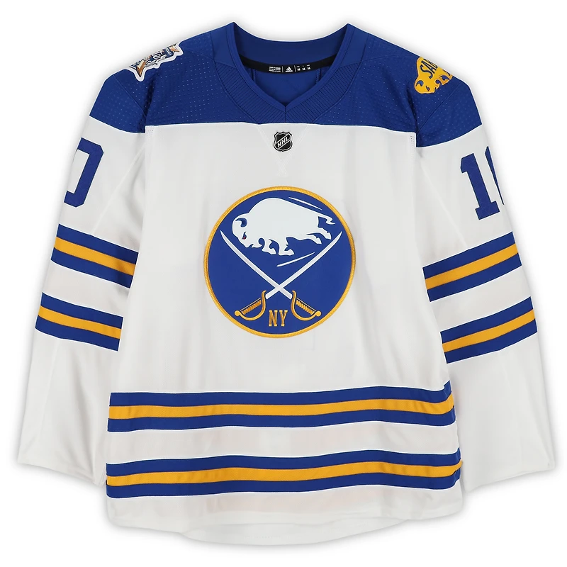 Maillot blanc adidas n° 10 des Sabres de Buffalo porté à l'entraînement par Jacob Josefson lors du match contre les Rangers de New York le 1er janvier 2018 - Classique hivernale de la LNH - Porté pendant l'échauffement