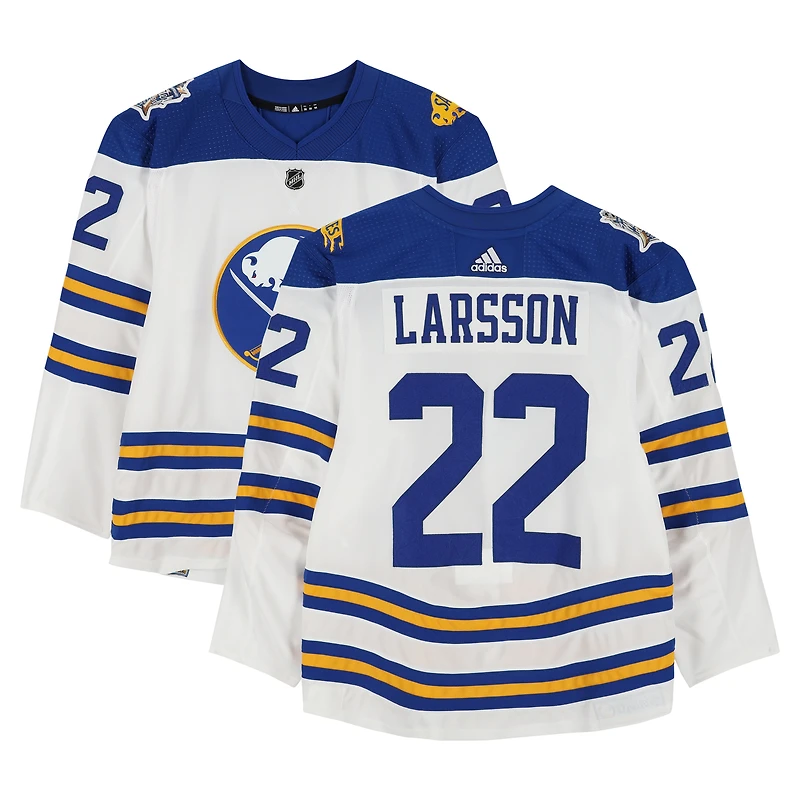 Maillot blanc adidas n° 22 des Sabres de Buffalo porté par Johan Larsson lors du match contre les Rangers de New York le 1er janvier 2018 - Classique hivernale de la LNH - Porté pendant l'échauffement