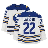 Maillot blanc adidas n° 22 des Sabres de Buffalo porté par Johan Larsson lors du match contre les Rangers de New York le 1er janvier 2018 - Classique hivernale de la LNH - Porté pendant l'échauffement