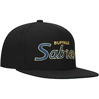 Casquette Snapback Core Team Script 2.0 noire des Sabres de Buffalo Mitchell & Ness pour hommes