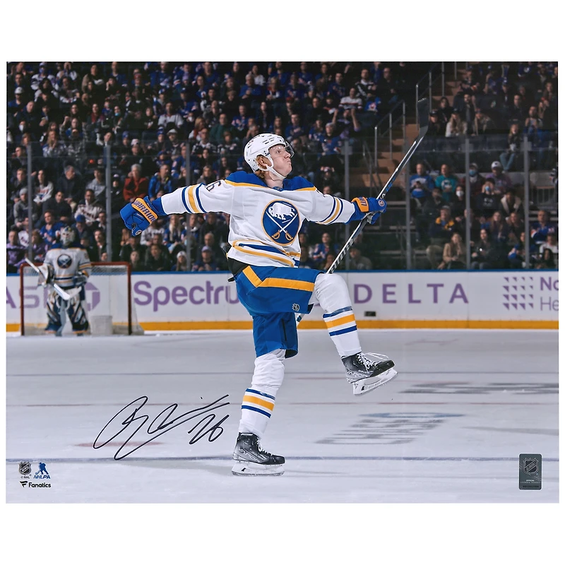 Photo de célébration autographiée de Rasmus Dahlin (Buffalo Sabres) - 40 x 50 cm