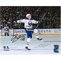 Photographie autographiée de Rasmus Dahlin, maillot blanc de 20,3 x 25,4 cm, pour célébrer le titre de Buffalo Sabres