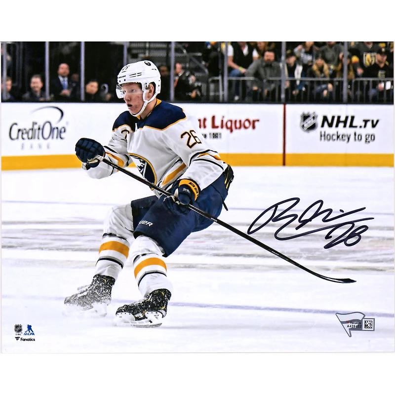 Photo de Rasmus Dahlin, joueur des Sabres de Buffalo, autographiée (8 x 10 pouces), en maillot blanc.