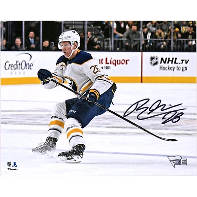 Photo de Rasmus Dahlin, joueur des Sabres de Buffalo, autographiée (8 x 10 pouces), en maillot blanc.