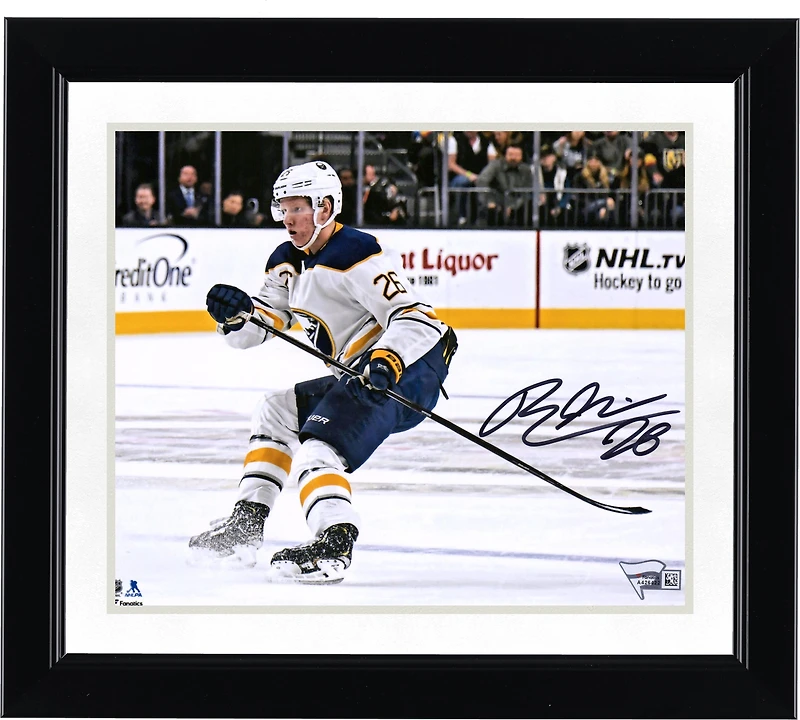 Photo de Rasmus Dahlin, joueur des Sabres de Buffalo, autographiée (8 x 10 pouces), en maillot blanc.