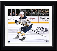 Photo de Rasmus Dahlin, joueur des Sabres de Buffalo, autographiée (8 x 10 pouces), en maillot blanc.