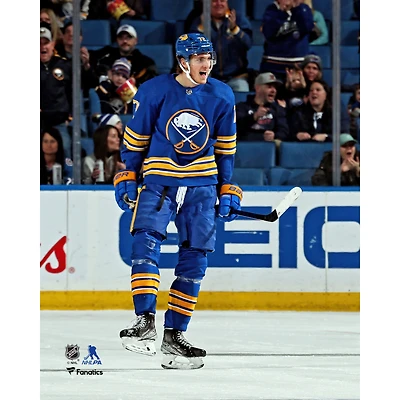 Tage Thompson, joueur non signé des Sabres de Buffalo, célèbre son troisième but du match