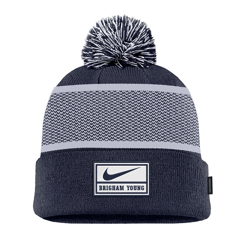 Bonnet en tricot à revers avec pompon Nike Navy BYU Cougars 2024 Sideline Peak pour homme
