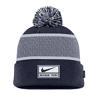 Bonnet en tricot à revers avec pompon Nike Navy BYU Cougars 2024 Sideline Peak pour homme
