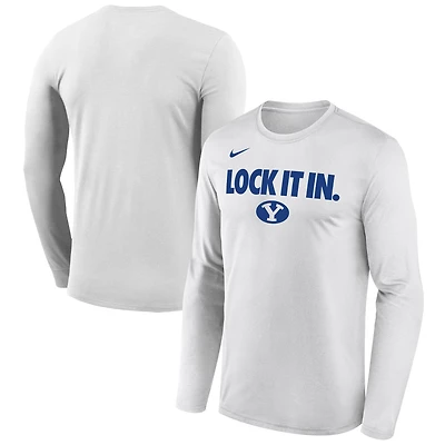 T-shirt à manches longues Nike blanc pour homme BYU Cougars 2026, porté sur le banc de touche