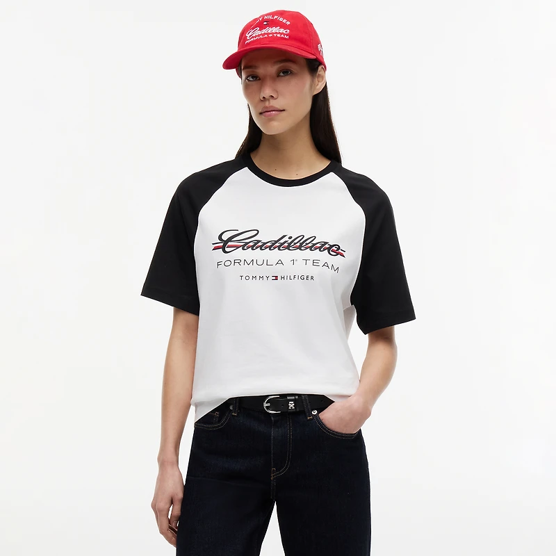 T-shirt unisexe Tommy Hilfiger blanc Cadillac F1 Team à manches raglan