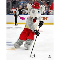 Photographie non signée de Harvey The Hound des Flames Calgary en train patiner