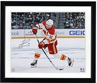 Photo de tir autographiée de Jonathan Huberdeau, joueur des Flames de Calgary (maillot blanc, 40 x 50 cm).
