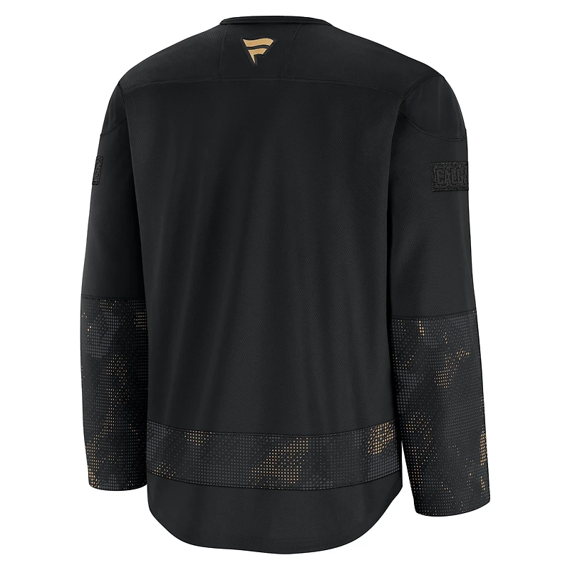 Maillot d'entraînement d'appréciation militaire noir Calgary Flames 2024 Fanatics pour hommes