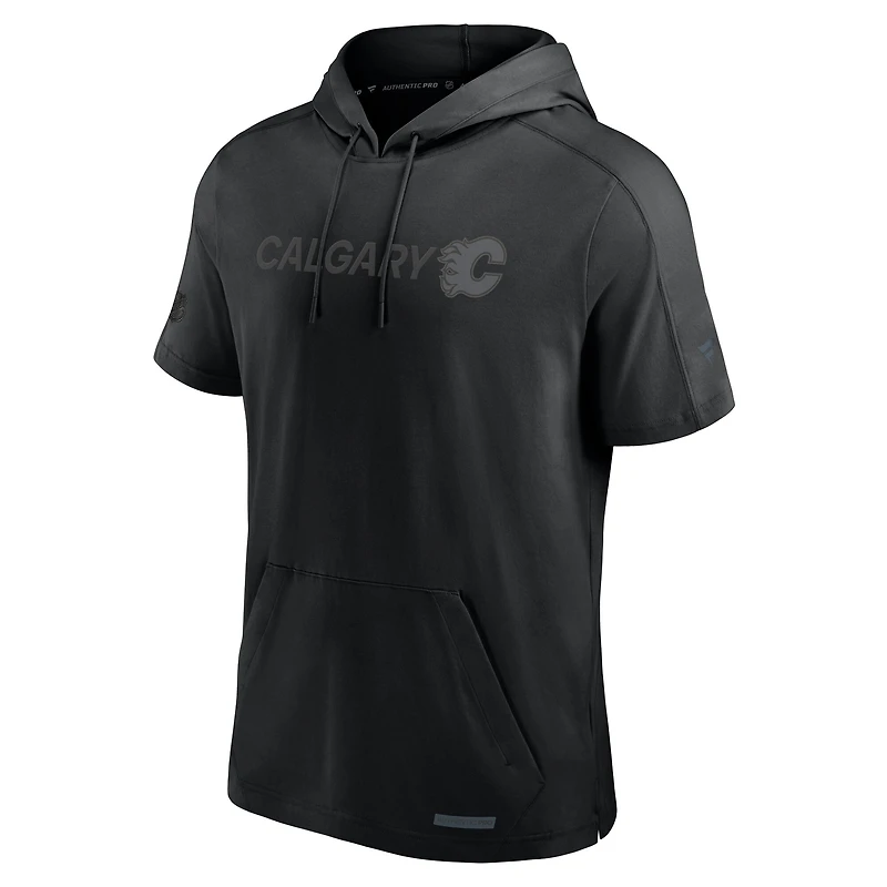 Sweat à capuche manches courtes Fanatics noir authentique des Flames de Calgary pour homme