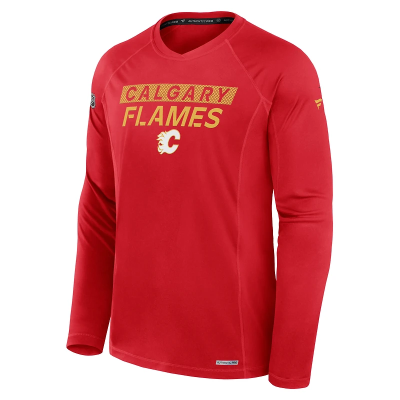 T-shirt à manches longues authentique Pro Rink Tech rouge Calgary Flames Fanatics pour homme