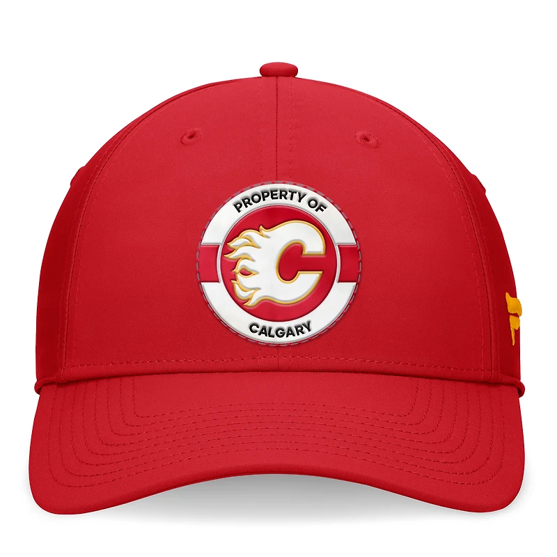Casquette flexible rouge authentique du camp d'entraînement professionnel des Flames de Calgary Fanatics pour hommes