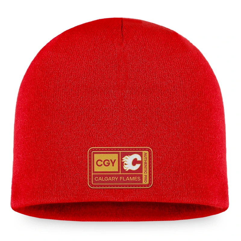 Bonnet en tricot rouge authentique Pro Training Camp des Flames de Calgary Fanatics pour hommes