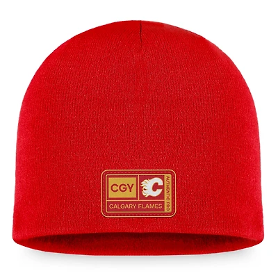 Bonnet tricoté authentique Pro Training Camp des Flames de Calgary rouges de Fanatics pour homme