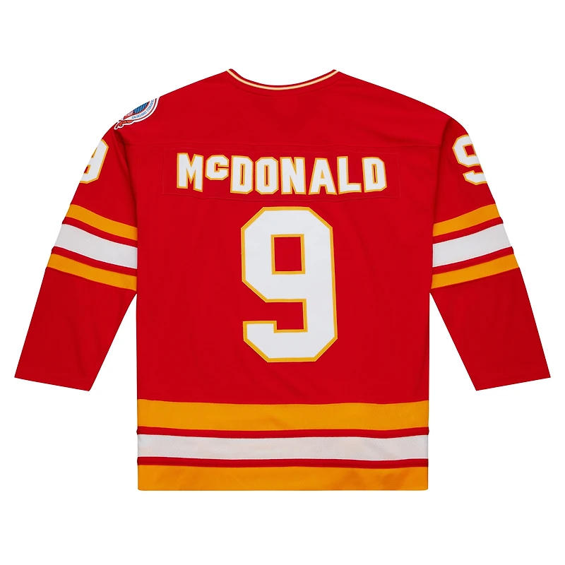 Maillot de joueur la ligne bleue 1988/89 Mitchell & Ness Lanny McDonald des Flames Calgary, rouge, pour hommes