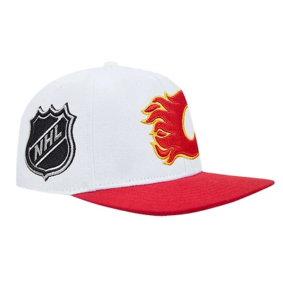 Casquette snapback classique bicolore blanche et rouge Calgary Flames pour homme, modèle Pro Standard.