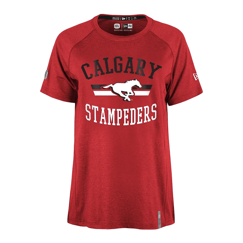 T-shirt raglan Performance pour femme, rouge, Calgary Stampeders Sideline Circuit de New Era