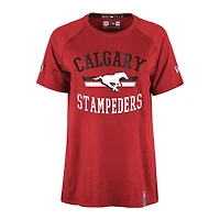 T-shirt raglan Performance pour femme, rouge, Calgary Stampeders Sideline Circuit de New Era