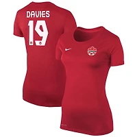 T-shirt de performance Nike pour femme, modèle Alphonso Davies rouge, légende du soccer canadien, avec nom et numéro.