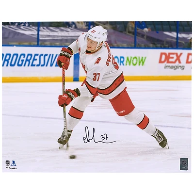 Photo de tir blanche autographiée d'Andrei Svechnikov, joueur des Hurricanes de la Caroline (40 x 50 cm).