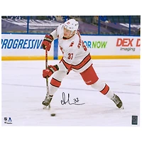 Photo de tir blanche autographiée d'Andrei Svechnikov, joueur des Hurricanes de la Caroline (40 x 50 cm).