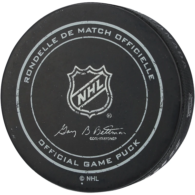 Rondelle de match officielle ancienne version autographiée par Andrei Svechnikov des Hurricanes de la Caroline avec inscription « Caniacs »