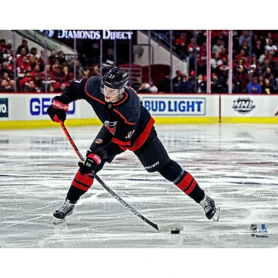 Photographie de tir d'Andrei Svechnikov avec le maillot noir non signé des Hurricanes la Caroline