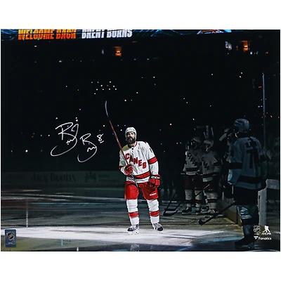 Photographie autographiée de 16" x 20" de Brent Burns lors du salut de la foule des Carolina Hurricanes