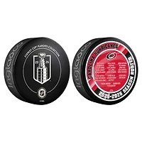 Ensemble de rondelles et de célébrations de l'équipe des Hurricanes de la Caroline, champions de la Coupe Stanley 2026 (deux pièces).