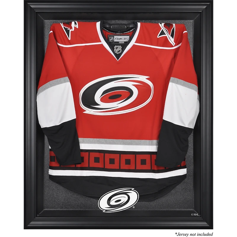 Vitrine de présentation du maillot avec logo encadré noir des Hurricanes de la Caroline