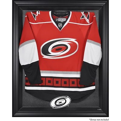 Vitrine de présentation du maillot avec logo encadré noir des Hurricanes de la Caroline