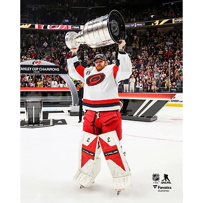 Photo non signée de Frederik Andersen, des Hurricanes la Caroline, champions coupe Stanley 2026, brandissant