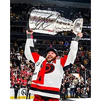Photo autographiée de Jaccob Slavin, des Hurricanes de la Caroline, champions de la Coupe Stanley 2026 (16 po x 20 po), soulevant la coupe