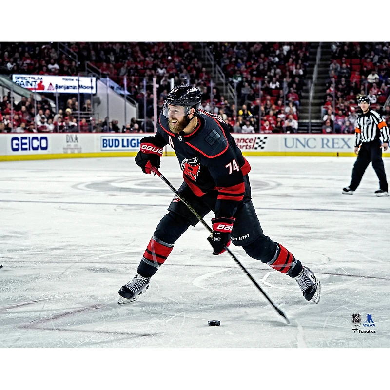 Photographie de tir du maillot noir alternatif non signé Jaccob Slavin des Hurricanes la Caroline