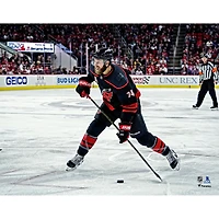 Photographie de tir du maillot noir alternatif non signé Jaccob Slavin des Hurricanes la Caroline