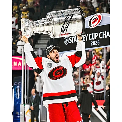 Photo autographiée de Logan Stankoven, des Hurricanes de la Caroline, champions de la Coupe Stanley 2026 (16 po x 20 po), soulevant la coupe
